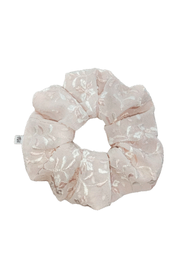 Haftowana scrunchie kremowa, upcycling
