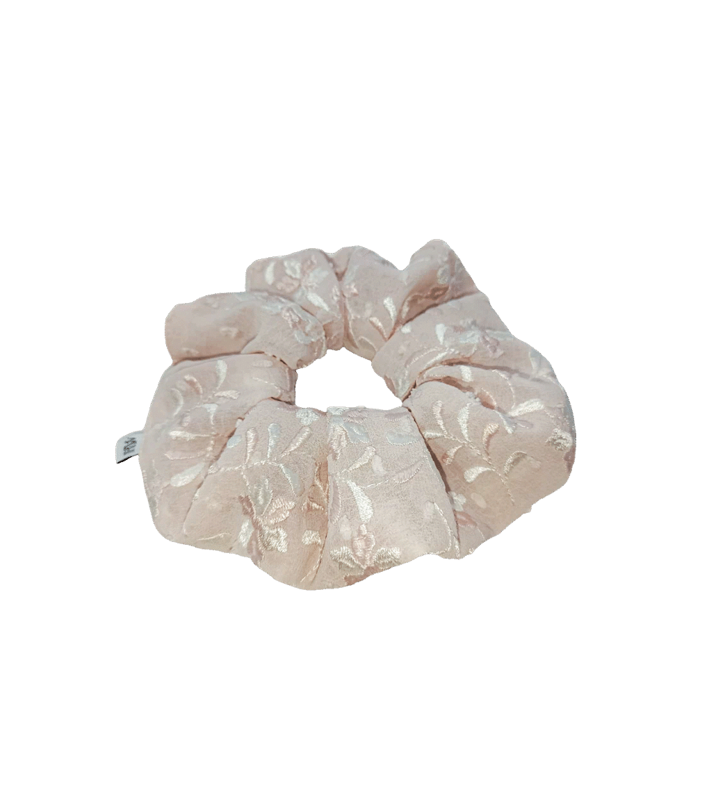 Haftowana scrunchie kremowa, upcycling