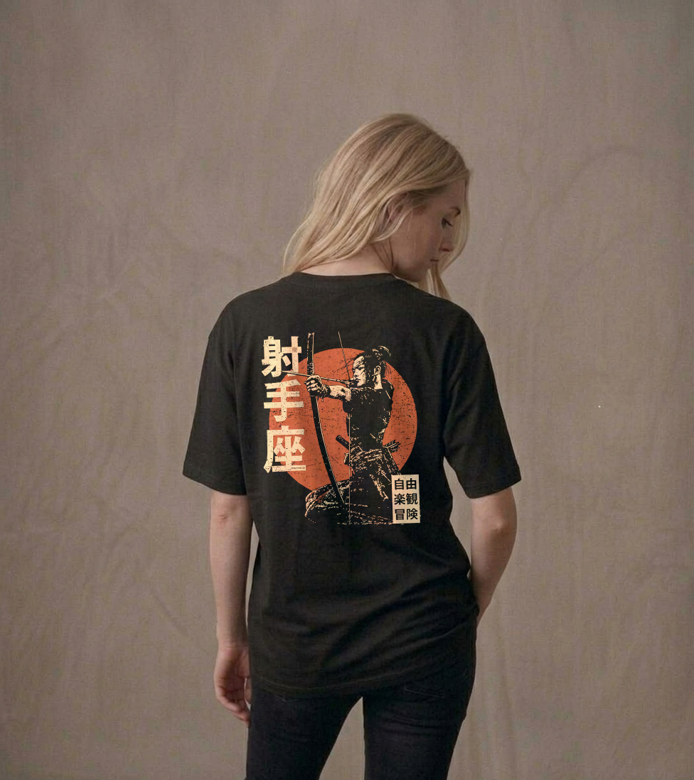 T-shirt luźny z recyklingu, czarny – Zodiak Strzelec – Japoński Kanji