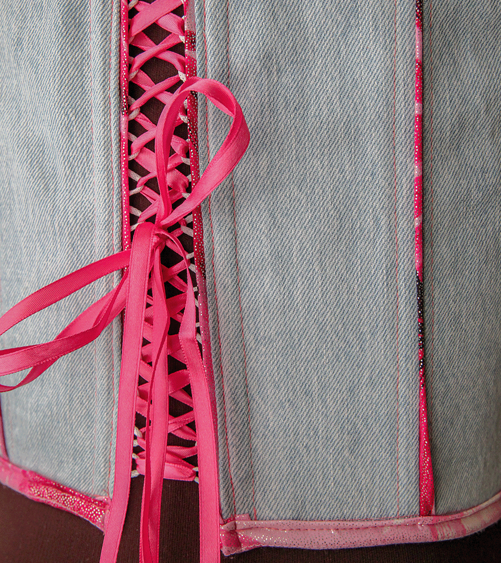 Jeansowy gorset z różowymi detalami, upcycled