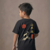 T-shirt dziecięcy z recyklingu, czarny – Zodiak Koziorożec – Japoński Kanji