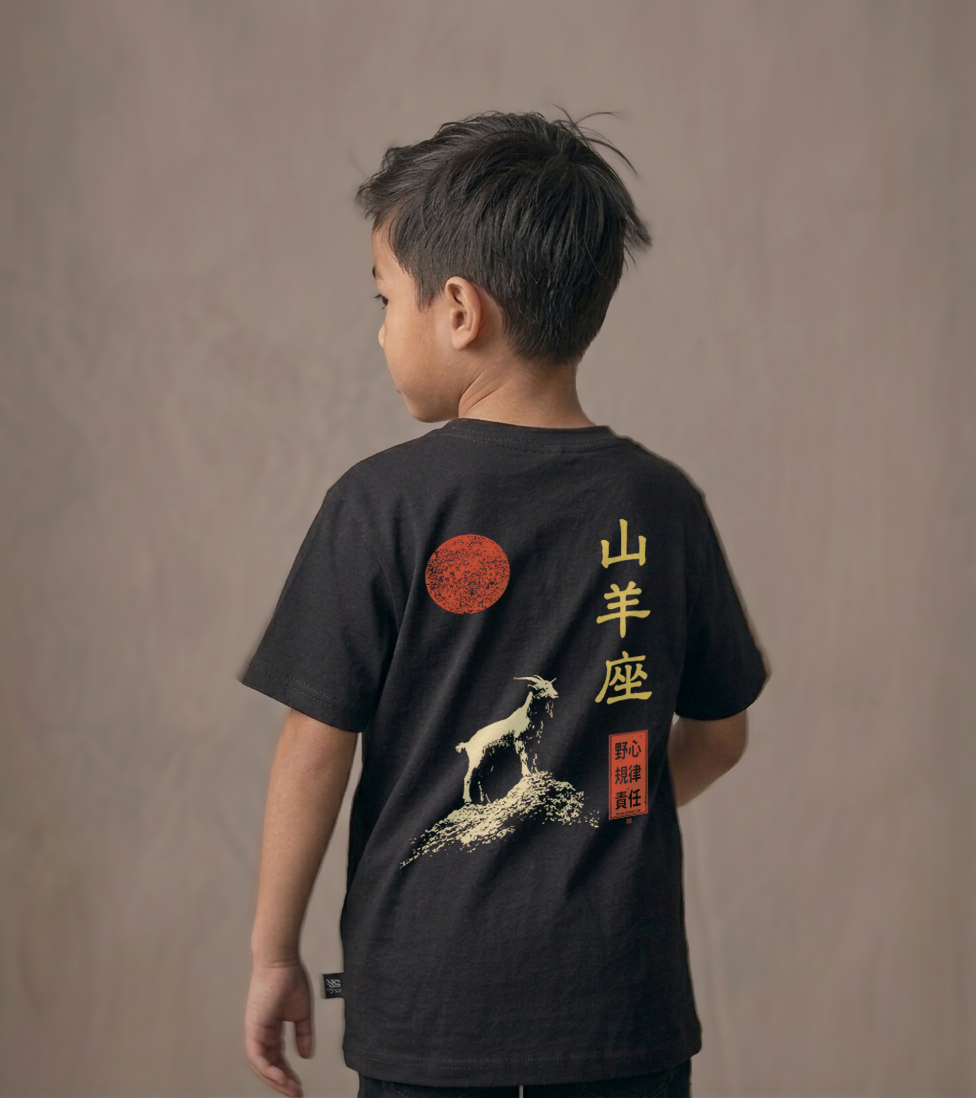 T-shirt dziecięcy z recyklingu, czarny – Zodiak Koziorożec – Japoński Kanji