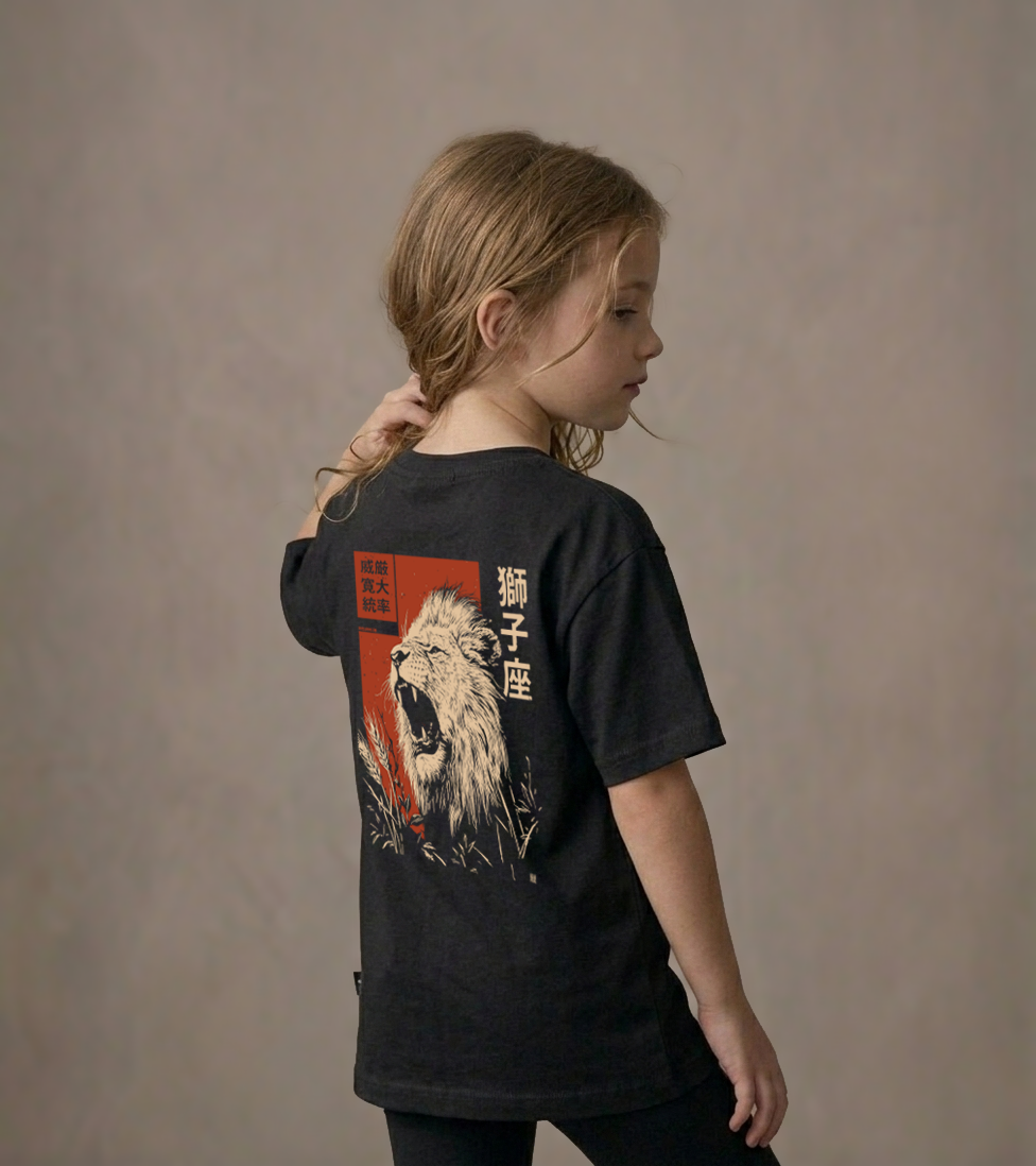 T-shirt dziecięcy z recyklingu, czarny – Zodiak Lew – Japoński Kanji