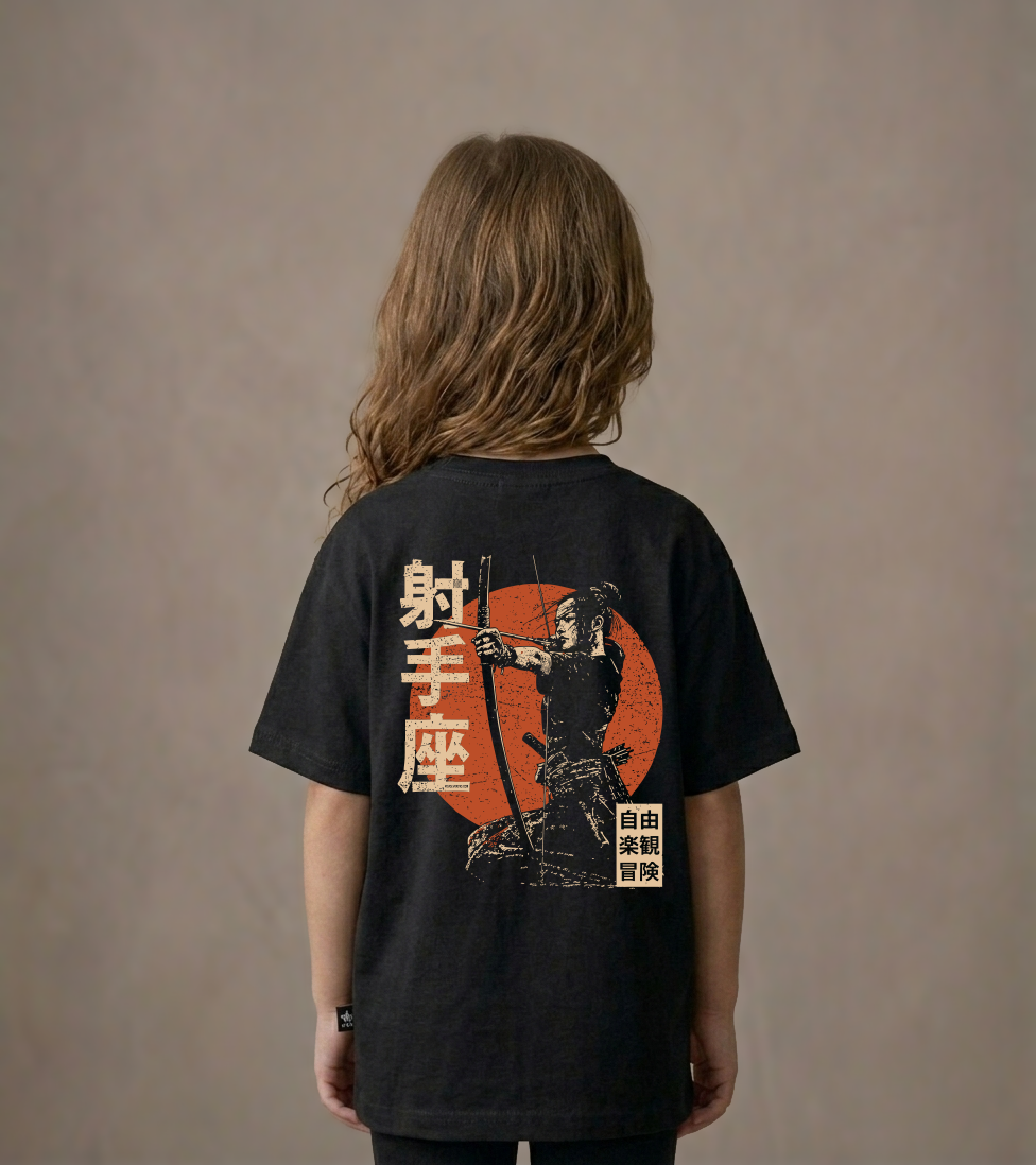 T-shirt dziecięcy z recyklingu, czarny – Zodiak Strzelec – Japoński Kanji