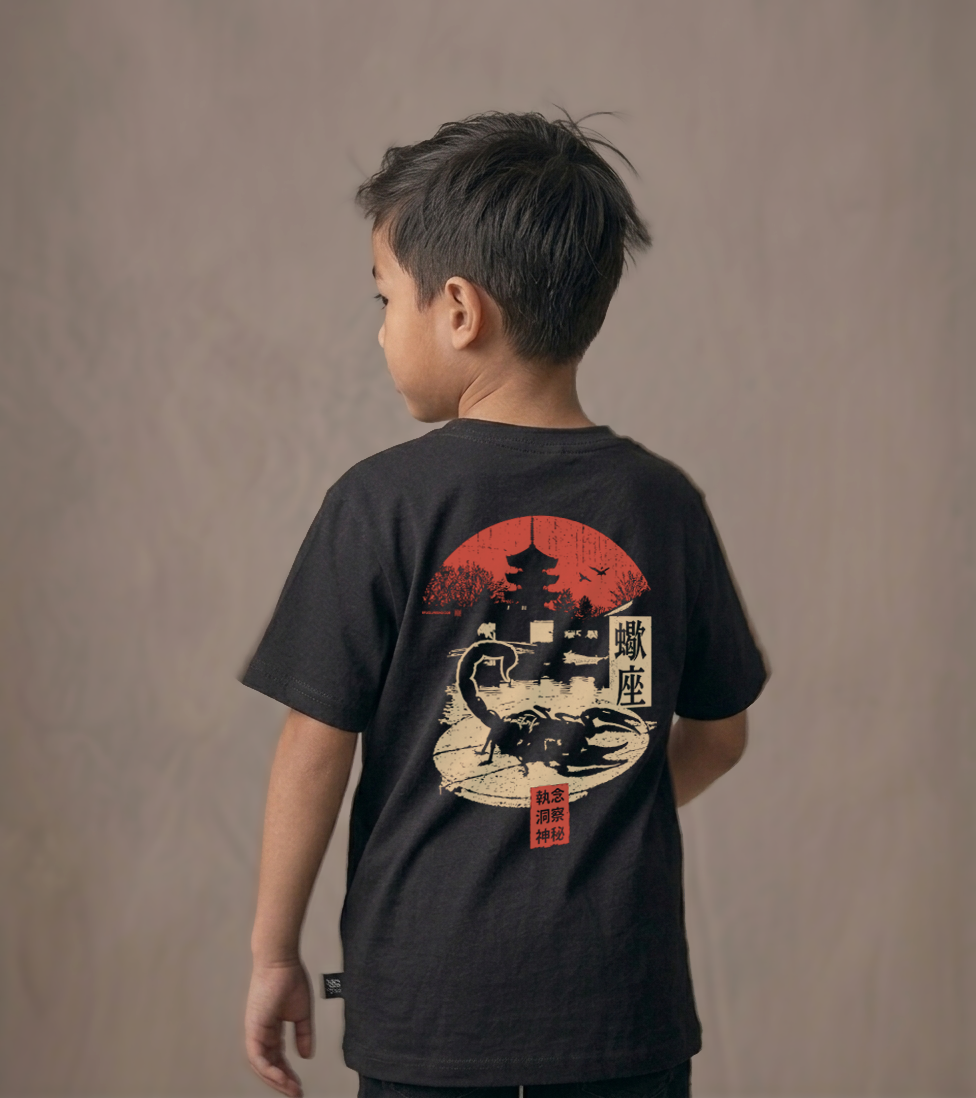 T-shirt dziecięcy z recyklingu, czarny – Zodiak Skorpion – Japoński Kanji